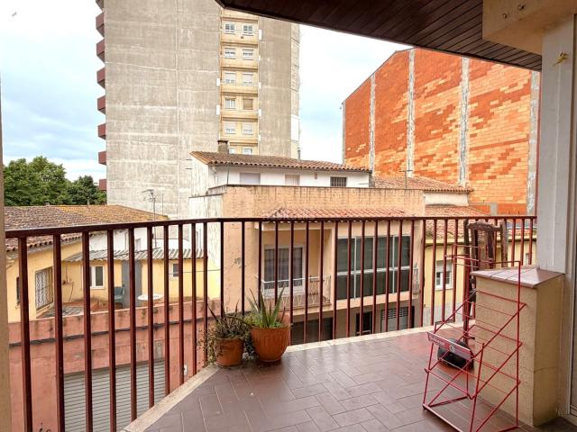 Piso en venta en Salt, Centre. Amplio piso de 3 habitaciones con balcón y ascensor en Salt. Pisos.