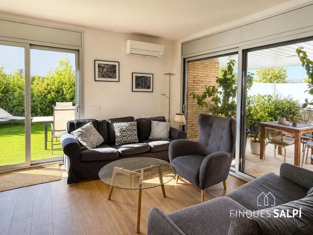 Piso en venta en Salt, Barri dels Escriptors. PLANTA BAJA SEMINUEVA CON 3 TERRAZAS, PARKING Y PISCINA COMUNITARIA. Pisos.