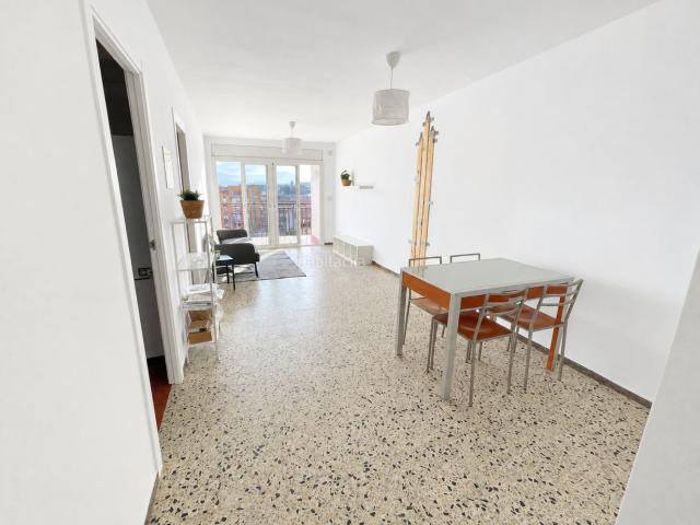 Piso en venta en Salt, Veïnat. Pis en venda amb terrassa de 4 habitacions a Salt Piso en venta con terraza de 4 habitaciones en Salt. Pisos.