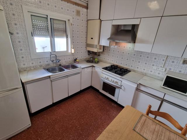 Piso en venta en Salt, Veïnat. Pis situat en zona molt tranquil.la i amb tots els serveis a prop. Pisos.