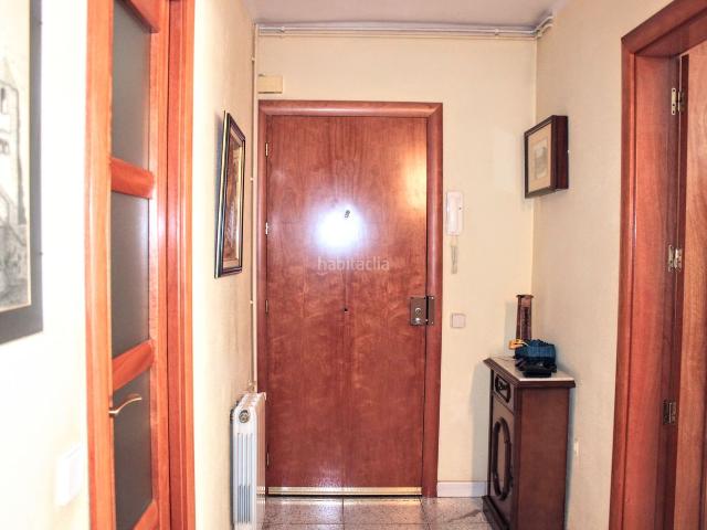 Piso en venta en Salt, Veïnat. Vivienda de 4 dormitorios, calefacción y posibilidad de aparcamiento. Pisos.