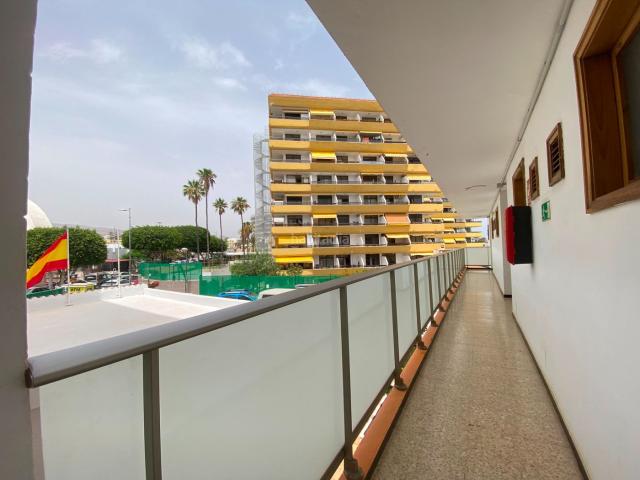 Piso en venta en San Bartolomé de Tirajana, Playa del Inglés. Apartamento en venta en el complejo Apartamentos Strelitzias, situado en pleno centro de Playa del Inglés, una de las zonas más co. Pisos.