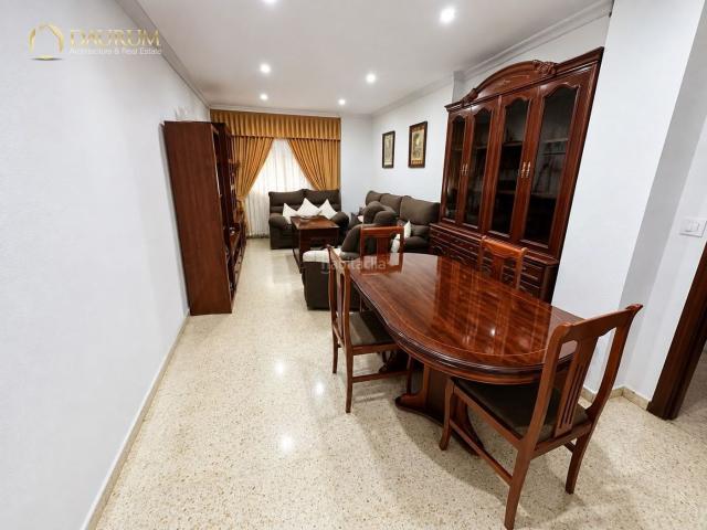 Piso en venta en San Jose de la Rinconada. Amplio piso en San José de la Rinconada con 3 dormitorios, baño reformado y gran capacidad de almacenaje. Pisos San Jose de la.