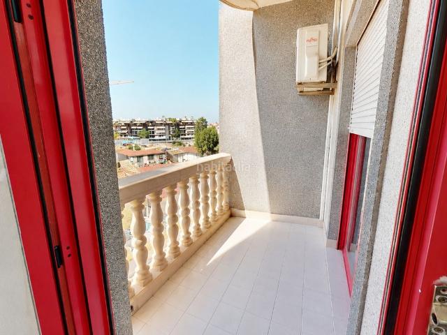 Piso en venta en San Juan de Alicante, Centro. Vivienda totalmente exterior de 4 habitaciones y Ascensor, VPO. Pisos San Juan de.