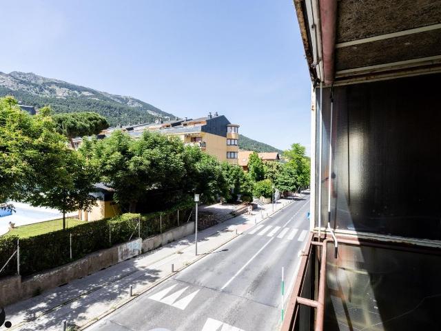 Piso en venta en San Lorenzo de El Escorial, Centro Casco Histórico. Impresionante Piso Luminoso con Vistas al Monte Abantos. Pisos San Lorenzo de El.