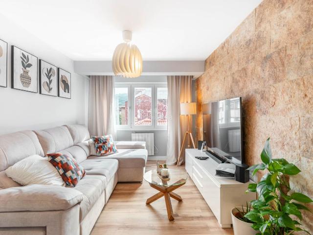 Piso en venta en San Martín del Rey Aurelio. Precioso piso totalmente reformado al último detalle, de 2 habitaciones, en El Entrego S.M.R.A. Sin ascensor. Pisos San Martín del Rey.