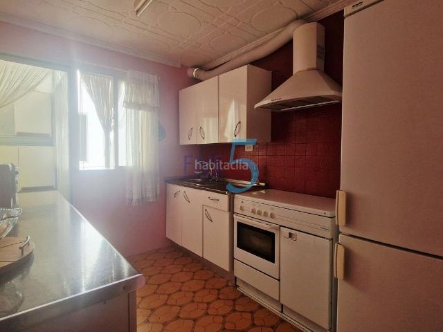 Piso en venta en San Pedro del Pinatar, Lo Pagán. En venta en San Pedro del Pinatar, este apartamento de 3 habitaciones ofrece 2 baños, garaje, ascensor y balcón con vistas a la pl. Pisos San Pedro.