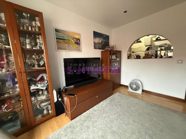 Piso en venta en Santurtzi, Kabiezes. Luminoso Piso en venta en Kabiezes junto al metro de Antonio Alzaga. Pisos.