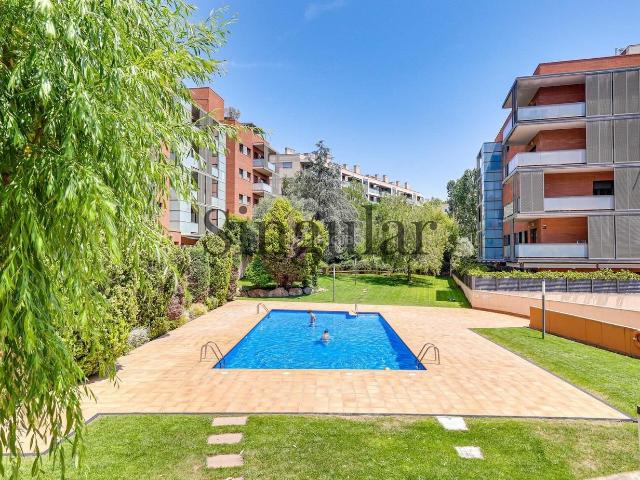 Piso en venta en Sant Cugat del Vallès, Turó de Can Mates. Tu oasis privado en Sant Cugat 115 m2 de terraza y piscina comunitaria. Pisos Sant Cugat del.