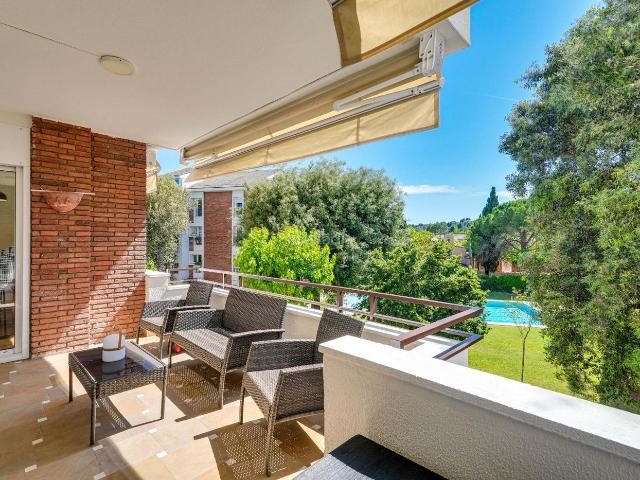 Piso en venta en Sant Cugat del Vallès, Eixample. Espectacular vivienda con terraza, piscina y pista de tenis en el Eixample. Pisos Sant Cugat del.