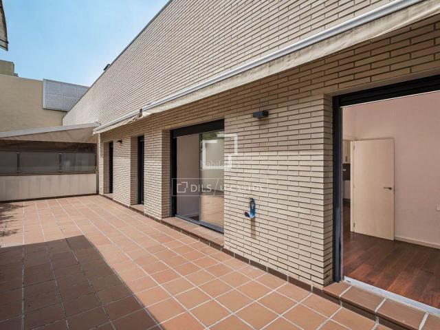 Piso en venta en Sant Cugat del Vallès, El Coll. Exclusiva planta baja de 103m2 construidos, consta de 3 dormitorios, 2 baños, 40m de terraza, parking y trastero en venta en Sant. Pisos Sant Cugat.