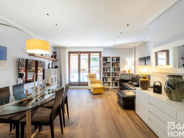 Piso en venta en Sant Cugat del Vallès, Mira sol. Vivienda reformada de 125 m con terraza y dos plazas de parking junto a FGC Hospital General. Pisos Sant Cugat del.
