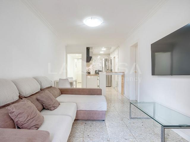 Piso en venta en Sant Adrià de Besòs, El Besòs. Piso en Sant Adrià de Besòs, zona Gran Via, con 78 m2 construidos y 69 m2 útiles. Primera planta con ascensor, balcón, cocina abie. Pisos Sant Adrià de.