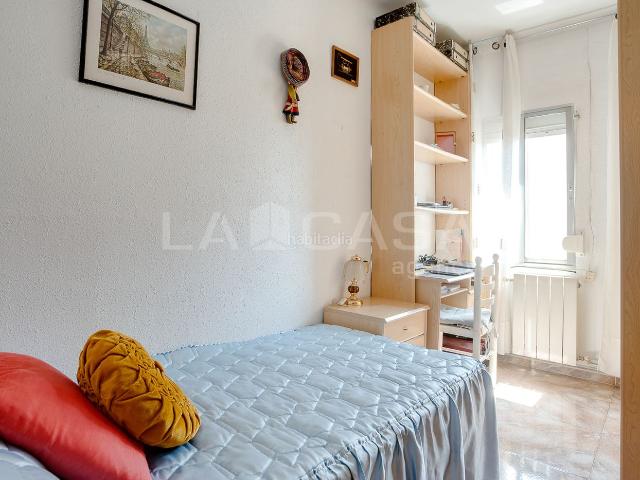 Piso en venta en Sant Adrià de Besòs, El Besòs. Piso exterior de 3 habitaciones con balcón en planta alta y ascensor. Pisos Sant Adrià de.