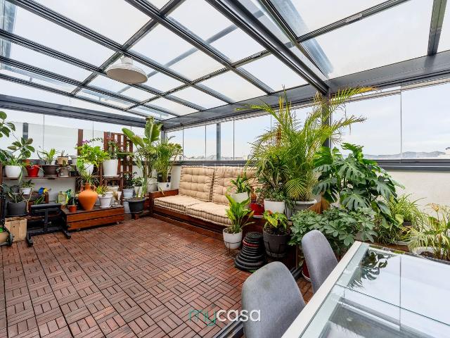 Piso en venta en Sant Adrià de Besòs, La Catalana. ¡VIVIR POR TODO LO ALTO! ÁTICO CON GRAN TERRAZA, VISTAS AL MAR, PISCINA Y PARKING. Pisos Sant Adrià de.