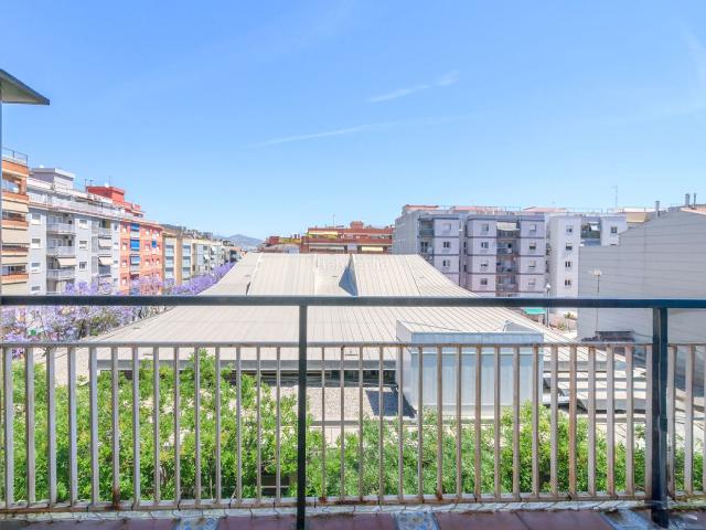 Piso en venta en Sant Boi de Llobregat, Vinyets Molí Vell. Piso luminoso con balcón en Plaza Cataluña, Sant Boi. Pisos Sant Boi de.