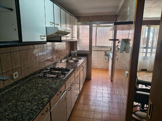 Piso en venta en Sant Boi de Llobregat, de 77 m² 3 habitaciones por 199.000