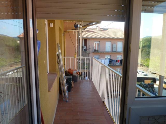 Piso en venta en Sant Joan de les Abadesses Pirineos. Piso totalmente reformado, listo para vivir, soleado, con parking individual. Pisos Sant Joan de les.