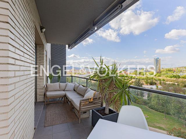 Piso en venta en Sant Joan Despí, Sant Joan TV3. Vivienda con amplia terraza y vistas a un entorno verde. Pisos Sant Joan.