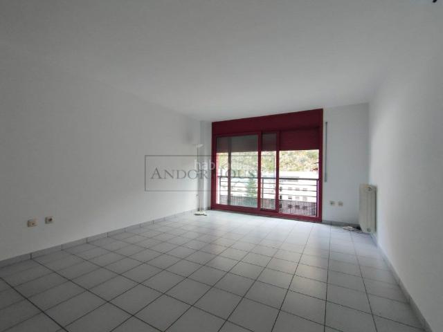 Piso en venta en Sant Julià de Lòria, Sant Julià Pirineos. PISOS EN SANT JULIA ZONA CENTRO. 3 dormitorios y 2 baños. INVERSIÓN. Actualmente alquilados. Pisos Sant Julià de.