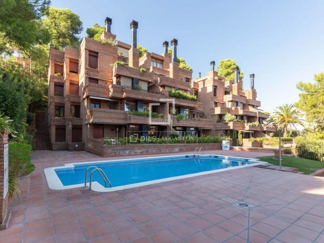 Piso en venta en Sant Just Desvern, Centre. Piso reformado de 4 dormitorios con 52m de terrazas, dos plazas de garaje y trastero, zona comunitaria con jardín y piscinas en ve. Pisos Sant Just.