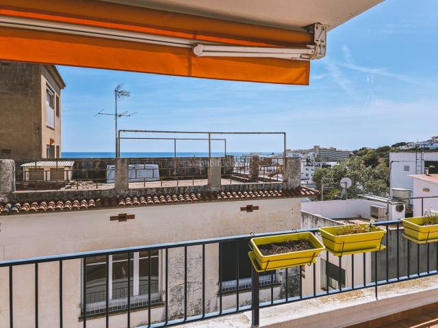 Piso en venta en Sant Pol de Mar, Urbanitzacions. Luminoso piso esquinero de 80 m² con gran terraza en Sant Pol de Mar. Pisos Sant Pol de.