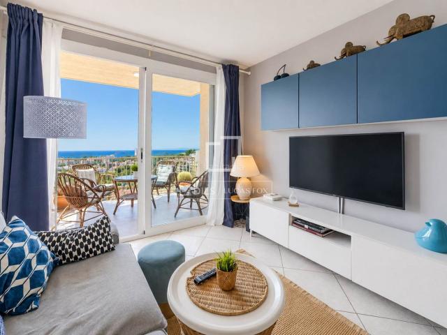 Piso en venta en Sant Pere de Ribes, Vallpineda Rocamar. Ático con vistas despejadas, piscina y licencia turística en Vallpineda. Pisos Sant Pere de.