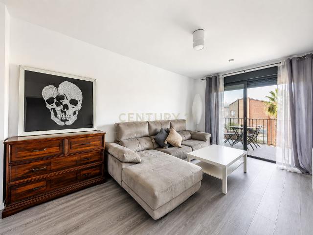 Piso en venta en Sant Pere de Ribes, Mas d´En Serra Els Cards. Piso seminuevo de 103 m construidos y 74 m útiles, con terraza, piscina comunitaria, parking y trastero en la nueva zona de Les Ro.
