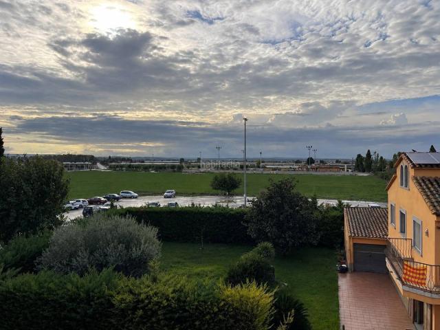 Piso en venta en Sant Pere Pescador Costa Brava. Piso luminoso con terraza privada en el ático y trastero en pleno corazón de Sant Pere Pescador. Pisos Sant Pere.
