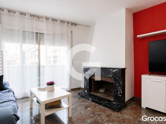Piso en venta en Sant Vicenç dels Horts. Acogedor piso con chimenea y balcón. Pisos Sant Vicenç dels.