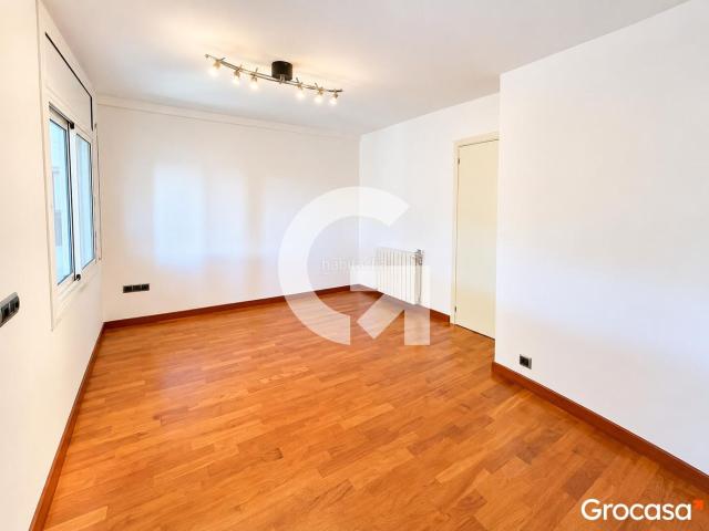 Piso en venta en Sant Vicenç dels Horts. PISO EN EL CENTRO DEL PUEBLO CON BALCÓN Y BUENAS VISTAS. Pisos Sant Vicenç dels.