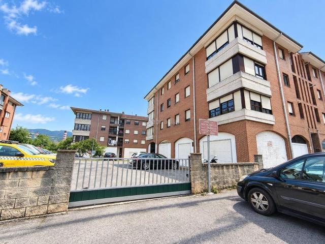 Piso en venta en Santa María de Cayón. Amplio piso de tres habitaciones en La Penilla de Cayon. Pisos Santa María de.
