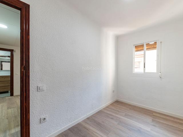 Piso en venta en Santa Coloma de Gramenet, Llatí. PISO COMPLETAMENTE REFORMADO A ESTRENAR 3 HABITACIONES Se vende magnífica vivienda completamente reformada con acabados moderno. Pisos Santa Coloma.