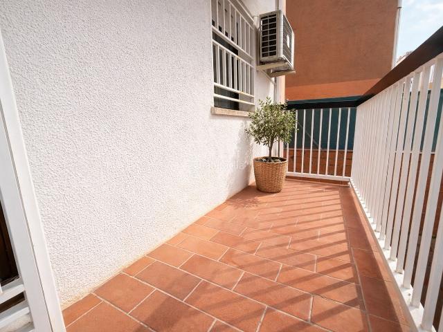 Piso en venta en Santa Coloma de Gramenet, Riu Sud. PISO CON ASCENSOR CÉNTRICO CON 4 HABITACIONES, 2 BALCONES Y PATIO INTERIOR. Pisos Santa Coloma de.