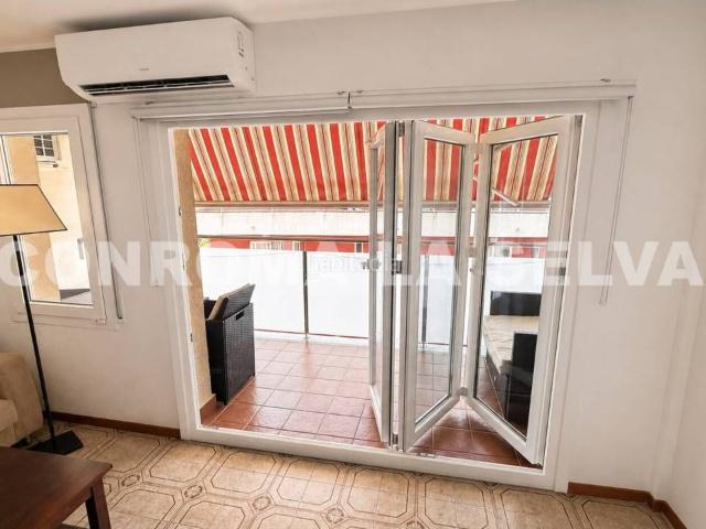 Piso en venta en Santa Susanna. Gran oportunidad! Piso alto con terraza, piscina comunitaria, gran parking y trastero incluidos en precio. Pisos Santa.