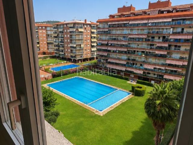 Piso en venta en Santa Susanna. Vivienda luminosa con terraza y piscina comunitaria. Pisos Santa.
