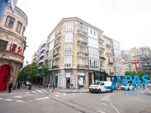 Piso en venta en Santander, Numancia San Fernando. Plaza de Numancia, próxima al centro de Santander. En venta piso de aproximadamente 80 m, con ascensor, en edificio con encanto. Pisos.