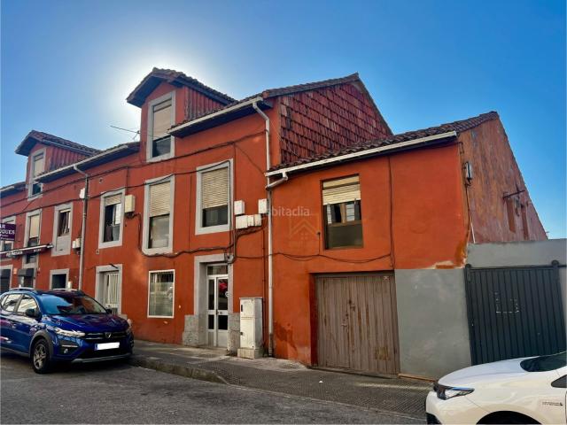 Piso en venta en Santander, Peñacastillo Nueva Montaña. Ubicado en la tranquila zona de Peñacastillo. Esta propiedad, situada en la primera planta de un histórico edificio construido en. Pisos.