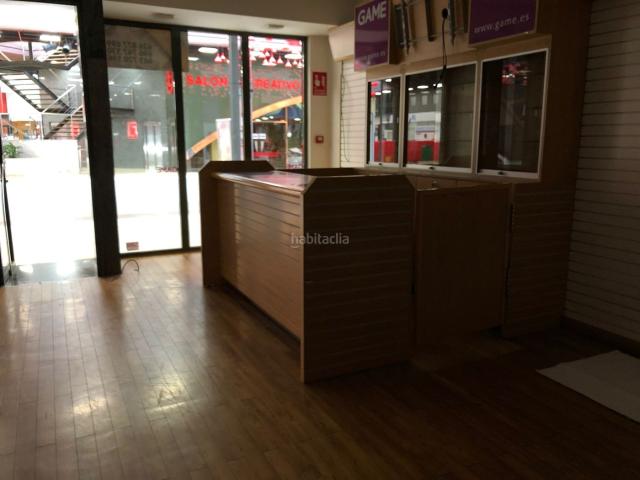 Piso en venta en Santiago de Compostela, Concheiros Fontiñas. gran oportunidad! se alquila local comercial en AREA CENTRAL. anteriormente academia, tienda de juegos !CENTRO COMERCIAL CO.