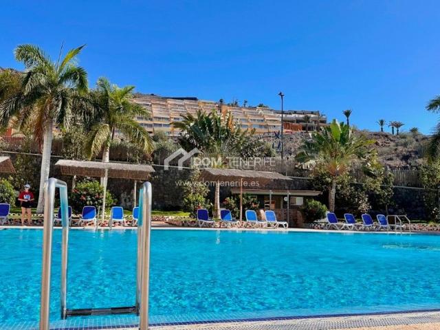 Piso en venta en Santiago del Teide, Puerto de Santiago. Dom Tenerife se complace en presentar una excelente oportunidad de adquirir un elegante piso de 1 dormitorio en el exclusivo compl. Pisos.