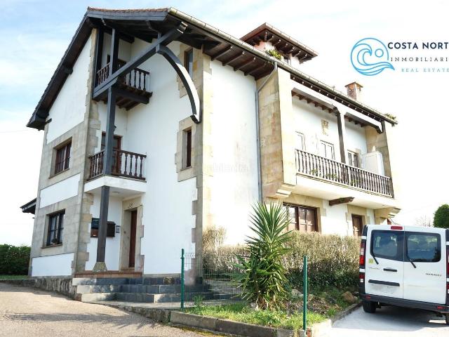 Piso en venta en Santillana del Mar. Apartamento de un dormitorio con jardín comunitario que lo rodea, en Santillana del Mar, Cantabria. Pisos Santillana del.