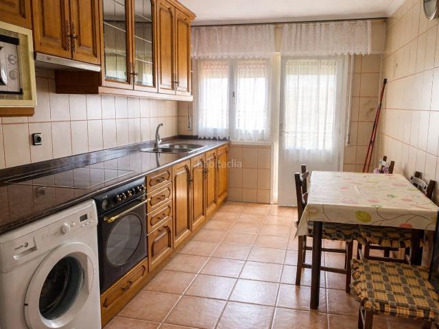 Piso en venta en Sartaguda. SE VENDE PISO CON TERRAZA CERCA DE LAS PISCINAS CON TRES HABITACIONES, DOS BAÑOS. Pisos.