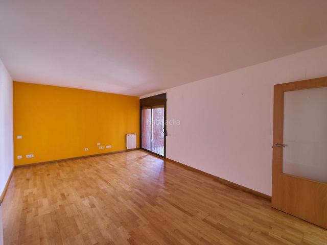 Piso en venta en Sentmenat. PIS IMPECABLE AMB TERRASSA, PISCINA, PÀRQUING I TRASTER A SAUSSET LES PINS. Pisos.