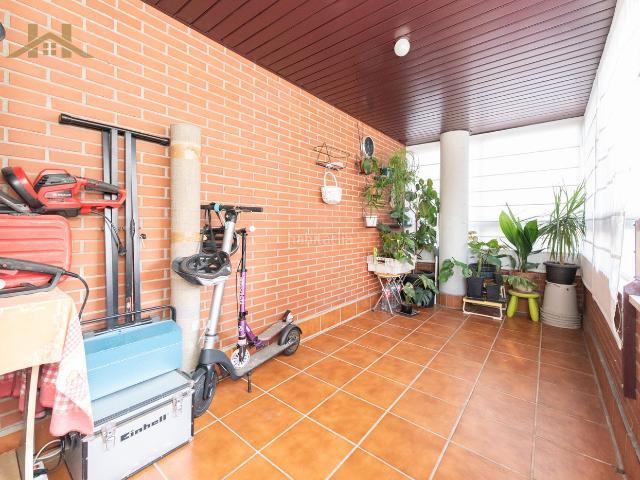 Piso en venta en Seseña, El Quiñón. EN VENTA MAGNÍFICO PISO EN URBANIZACIÓN PRIVADA CON AMPLIA TERRAZA ACRISTALADA, GARAJE Y PISCINA COMUNITARIA EN EL QUIÑÓN, SESEÑ. Pisos.