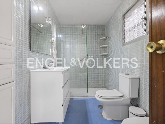 Piso en venta en Sevilla, Ciudad Jardín. Descubra una magnífica oportunidad de inversión en Nervión. Apartamento con patio privado a reformar en Ciudad Jardín. 3 dormitori. Pisos.
