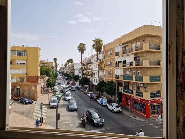 Piso en venta en Sevilla, El Cerro. Piso en esquina con terraza junto al Metro La Plata y Cocheras. Pisos.