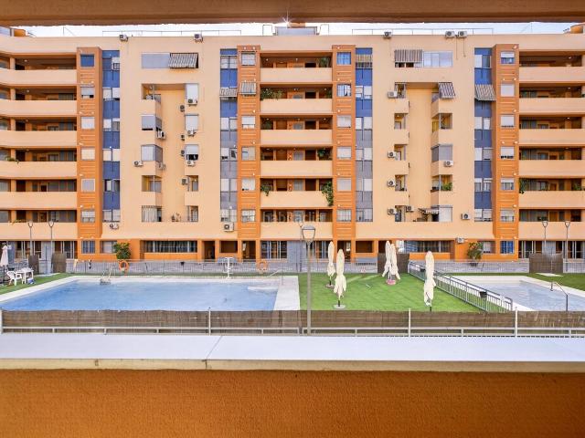 Piso en venta en Sevilla, Sta. Aurelia Cantábrico Atlàntico La Romería. AMPLIO PISO REFORMADO CON PISCINA, GARAJE Y TERRAZA EN CONTADORES SANTA AURELIA!. Pisos.