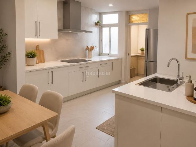 Piso en venta en Sevilla, Triana Este. Excepcional Piso en el corazón de Los Remedios y Triana Luminoso y muy Amplio, con ascensor. Pisos.