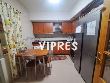 Piso en venta en Sierra de Fuentes. Bonito piso en Sierra de Fuentes, totalmente reformado. La vivienda consta de tres habitaciones, un baño completo con plato con p. Pisos Sierra de.
