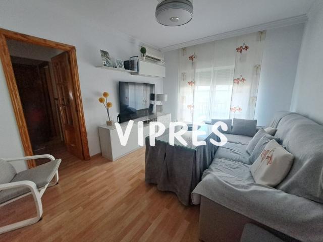 Piso en venta en Sierra de Fuentes. Bonito piso en Sierra de Fuentes, totalmente reformado. La vivienda consta de tres habitaciones, un baño completo con plato con p. Pisos Sierra de.